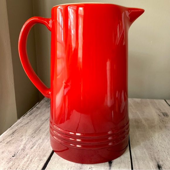 New Le Creuset Second Choix 1.5L / 1.6QT Pitcher Cerise Red Large - Picture 3 of 5